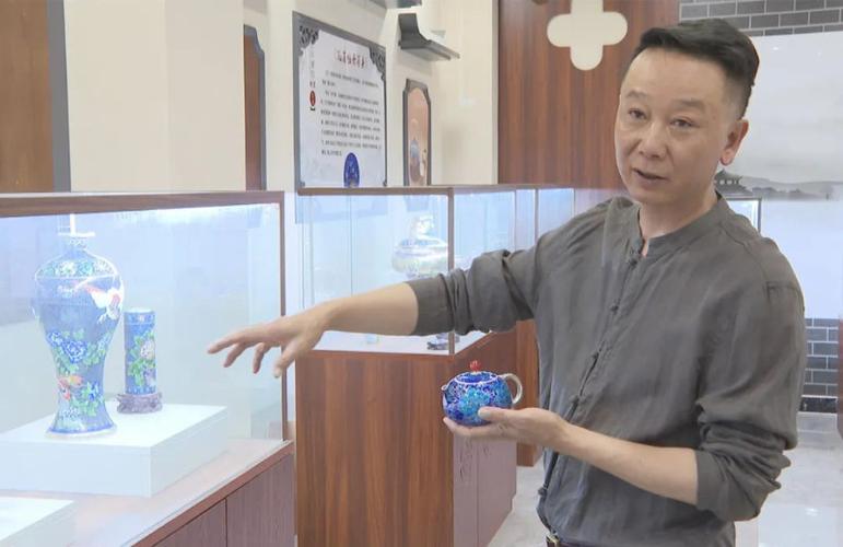 Tan Zhiping demonstrating enamel silverware craftsmanship