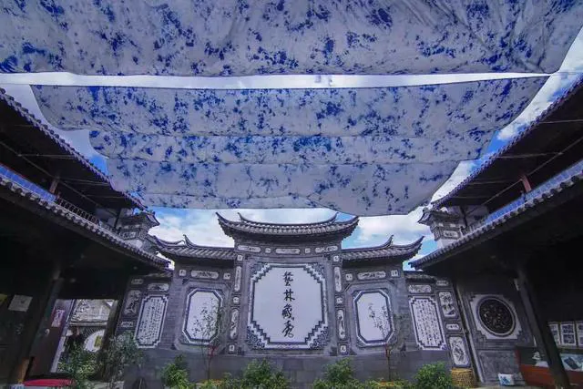 Bai screen wall with tie-dye cloth drying